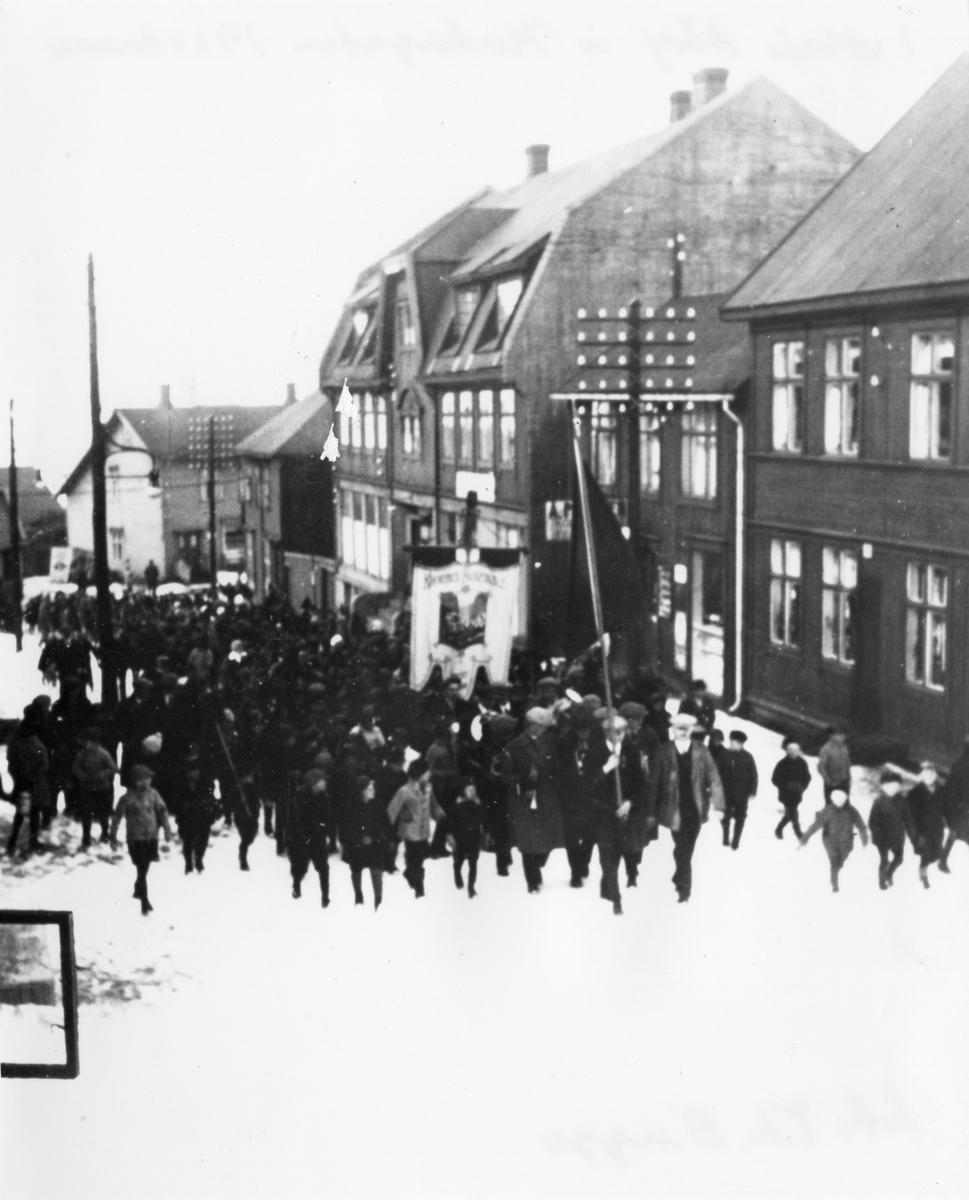 1.mai-tog i Kirkegata i Kirkenes på 1920-tallet. 
