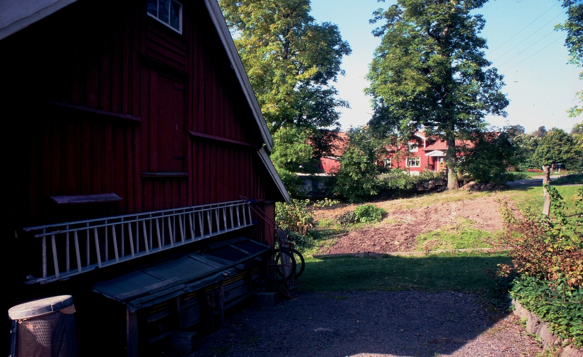 Vommedal Östergård 2:41 år 1980. Olas väg går i mitten av bilden. Här låg byn Vommedal som bestod av 12 - 13 gårdar till laga skiftet 1860.
Relaterat motiv: A1688.