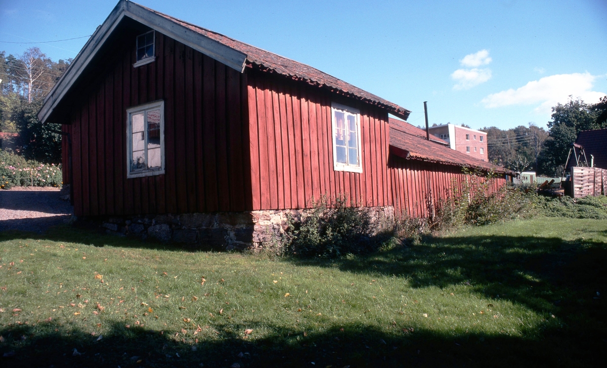 Livered 1:10 "Målarns" år 1980. Gårdens ladugård från cirka 1880-90-talet, revs på 1990-talet. Siste brukaren var August Fredriksson. Till vänster ses en sommarbostad. I bakgrunden till höger ses "Skollyckan" på Streteredsvägen 61.