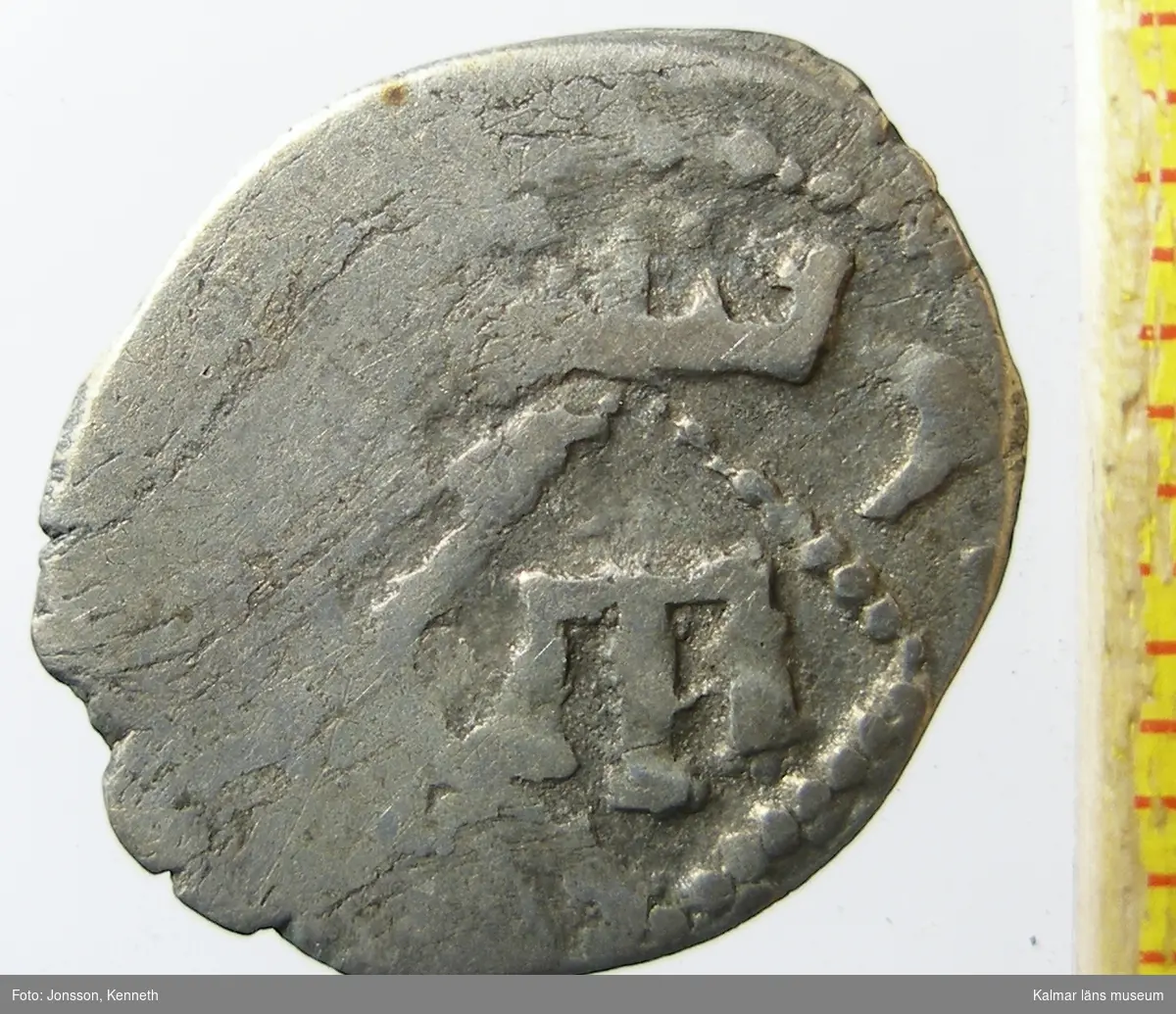 KLM 24882:1 Mynt, av silver. Korsfararmynt. Medeltid. Kaffa, asper 1300-tal. Schlumberger pl. XVII:31. 
Präglat i Kaffa (på Krim) på 1300-talet. Valören är asper. Kaffa var då en koloni till Genua.