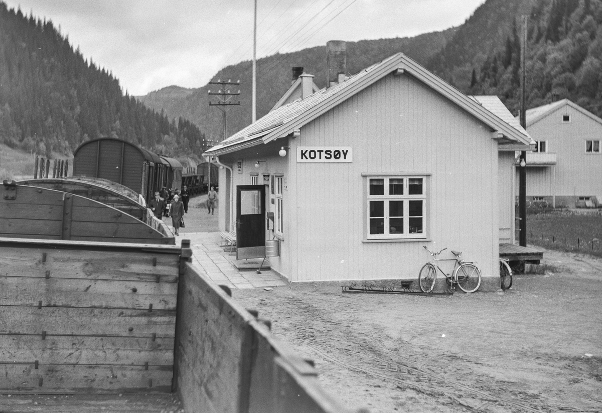 Kotsøy stasjon på Rørosbanen fotografert fra underveisgodstoget fra Støren til Tynset, Gt 5712.