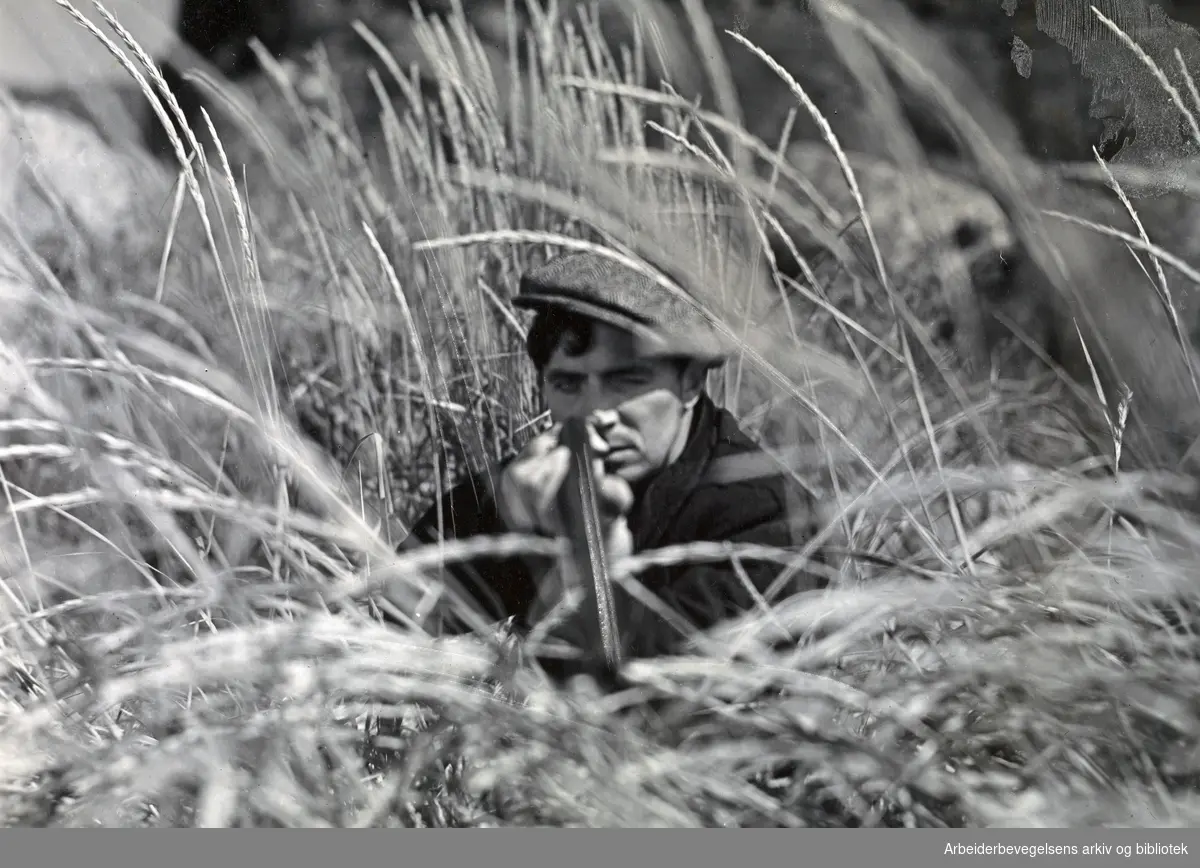 Stillsfoto fra Tancred Ibsens spillefilm "Fant". Alfred Maurstad.