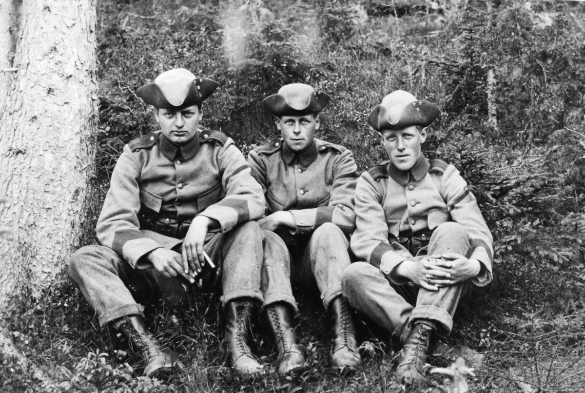Officerskorpraler 1923, okänd plats

Fr. v. 
Thord Hedengren, Per Kellin och Sven von Bahr.

OBS! Per Kellin blev senare general och Rikshemvärnschef.