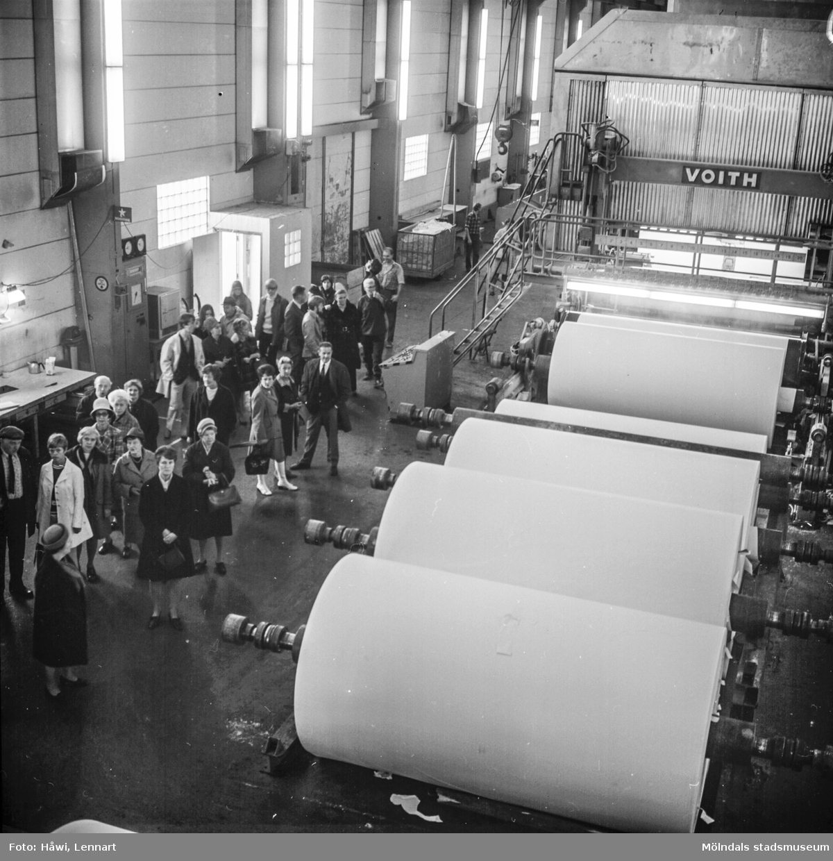 Fabriksvisning vid Pappersmaskinen Nr 5 (PM5) på Pappersbruket Papyrus i Mölndal, 10/10-1970.
Visning för Papyrus anställdas anhöriga.