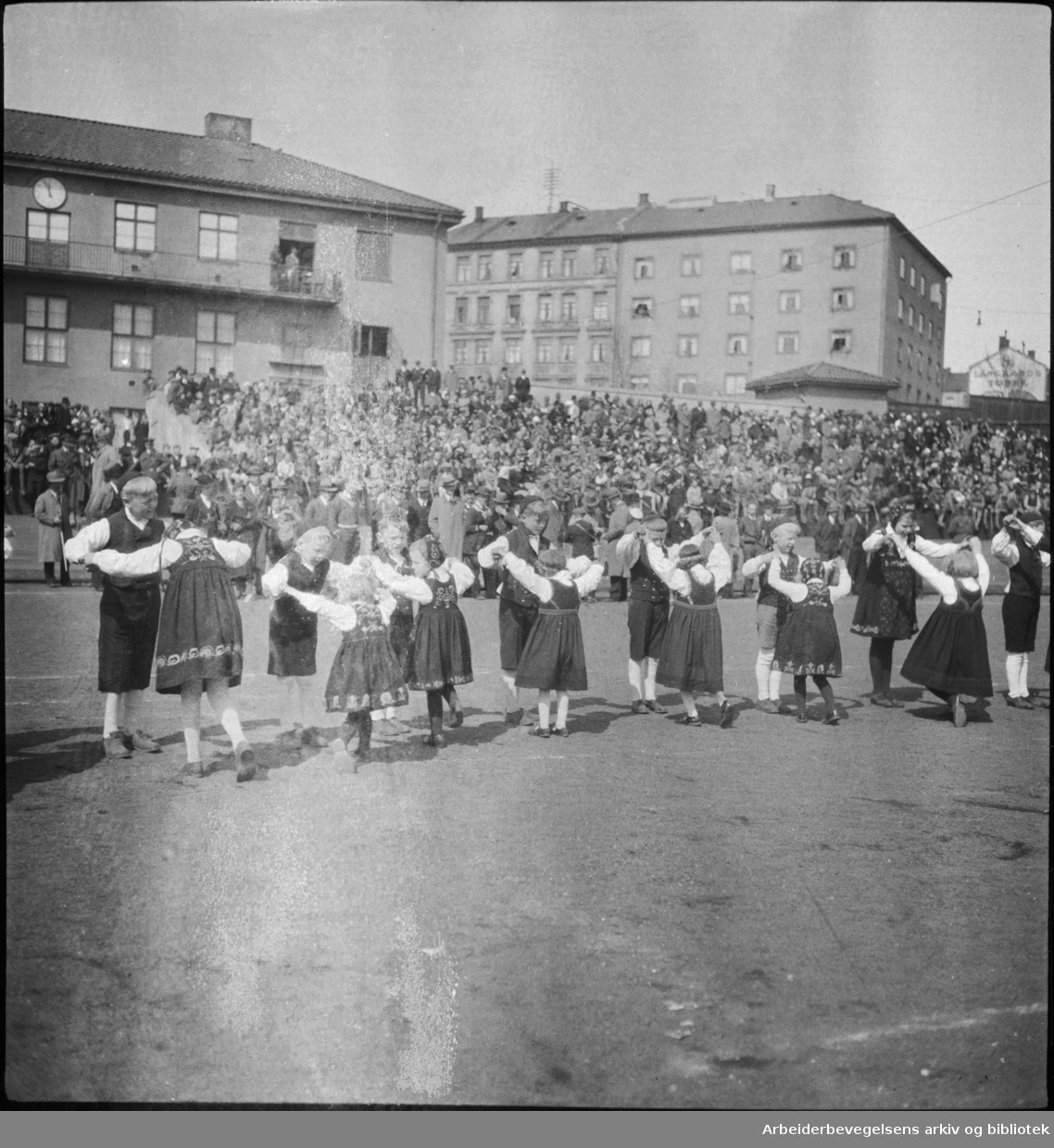 1. Mai 1932 på Dælenenga i Oslo. Barnelagene i Oslo fremfører leikarring.