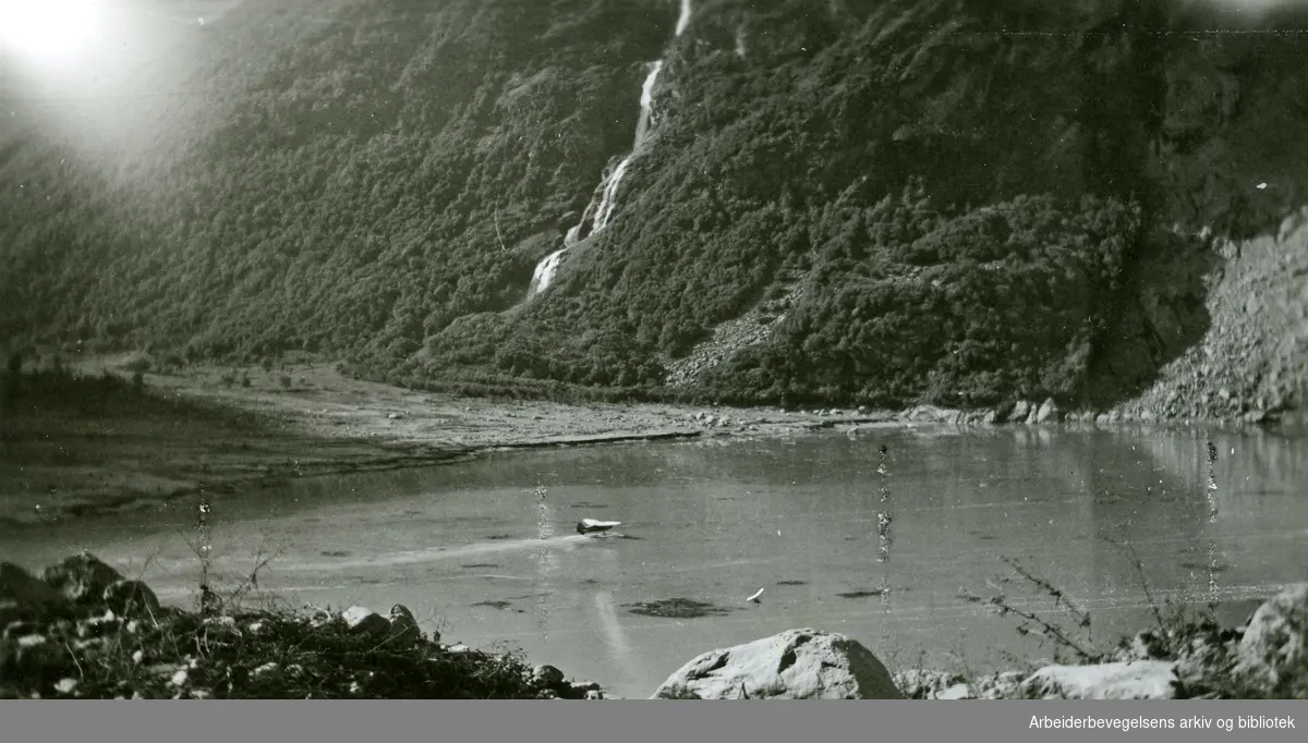 Rasulykken i Loen, Sogn og Fjordane, 13 september 1936. Over to tredjedeler av befolkningen i Øvre Loen, 74 mennesker, mistet livet i ulykken. "Slik ser nu Nesdal ut".