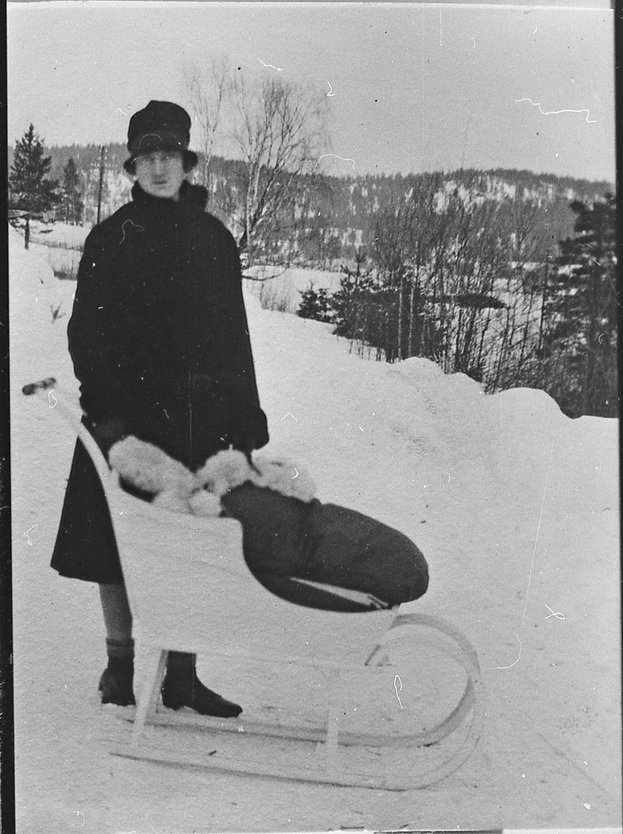 Mor med sluffe, ute på tur i vinterføre. Torbjørg Thales (f. Strand) (Øygarden).1930-tallet.