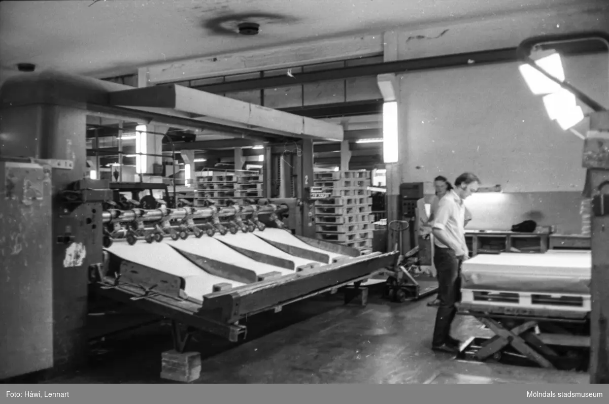 Män i arbete vid maskin på pappersbruket Papyrus i Mölndal, hösten 1970. KM 2 klipp. Byggnad 6.