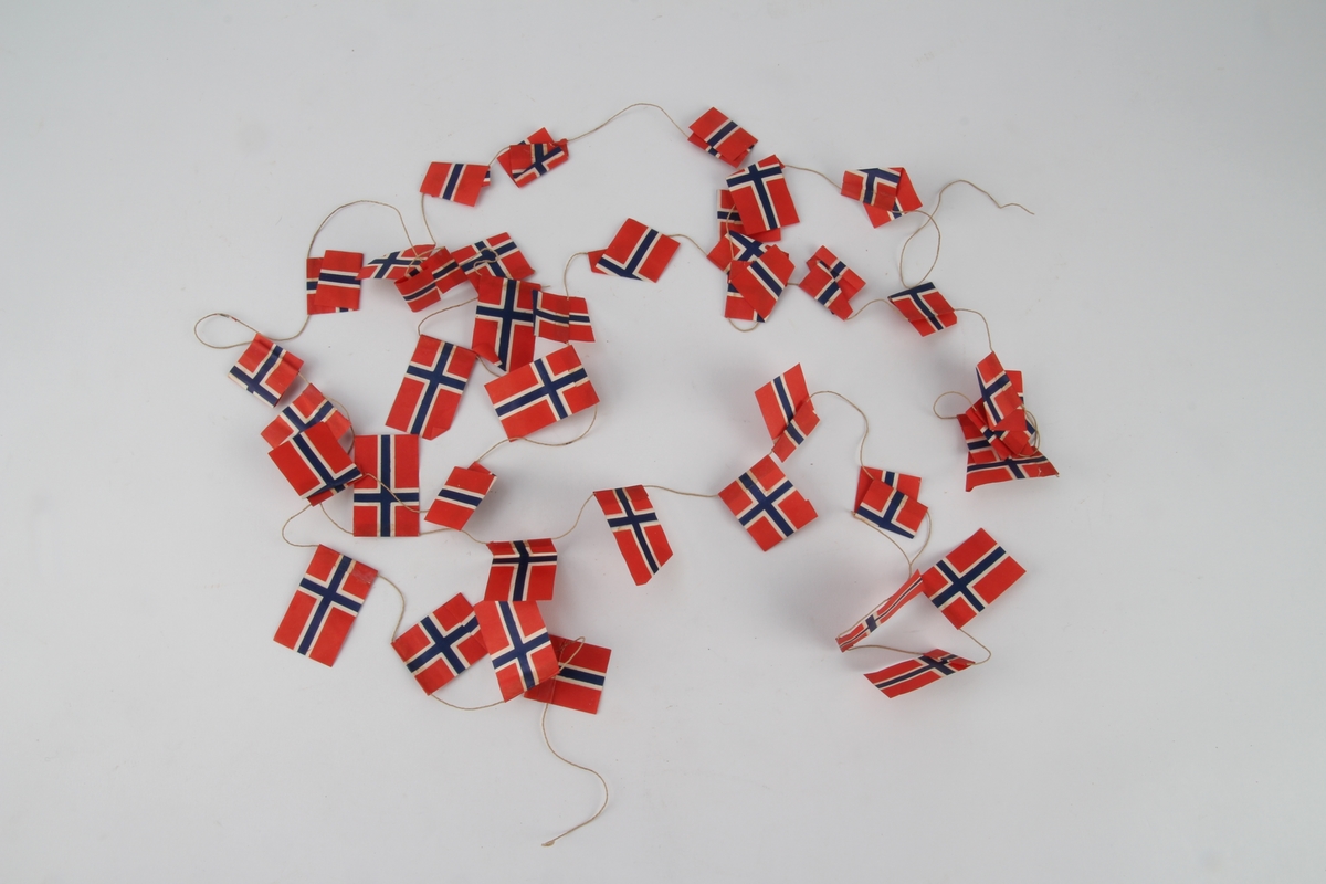 Tre flagglenker med norske flagg til juletreet.