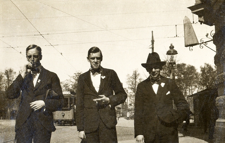 Tre unga män i kavajkostym på en solig gata i Stockholm.
Under fotot text: " - Valborgsmässoafton - började alltid - med en kärleks - måltid på Kåren -".