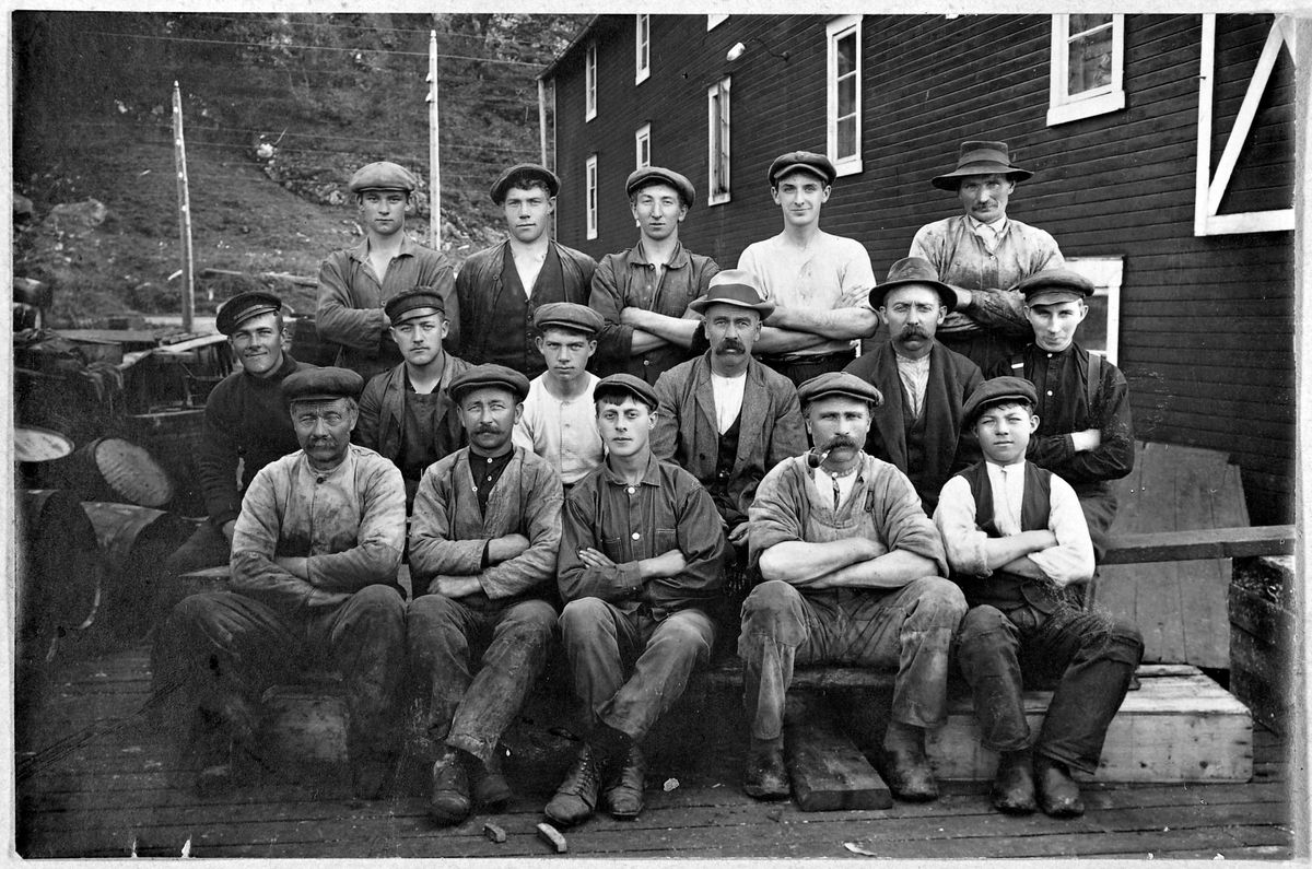 Arbeidere ved Tindboden sildoljefabrikk, Tinbua, Bjugn