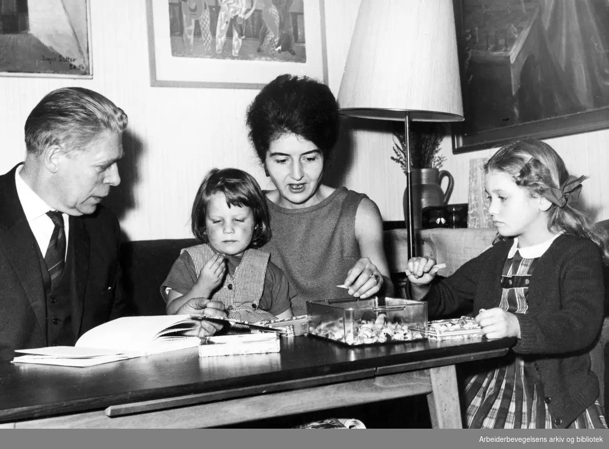 Bjarne Andersen med familie. Foto Ca. 1965 - 1970.