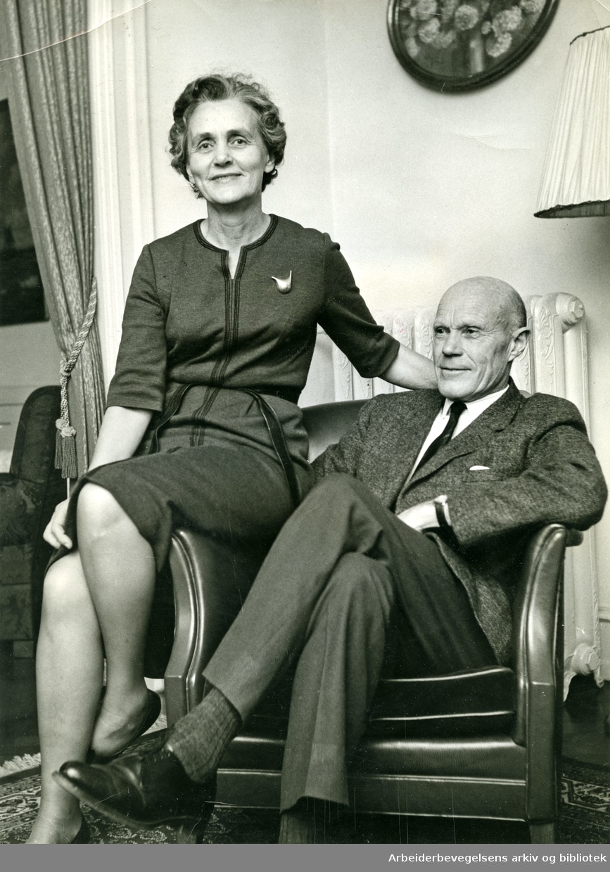 Halldis Moren og Tarjei Vesaas. 1963..Foto T. Stenstadvolden, Skien.