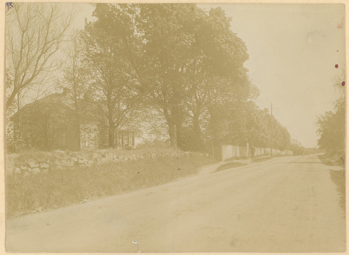 Ryggeveien, ca. 1900.
På venstre side: Øre gård hvor Lauritz Brandstrup i sin tid bodde.
Historikk: Nå holder Øre Villa Kro til i bygningen.