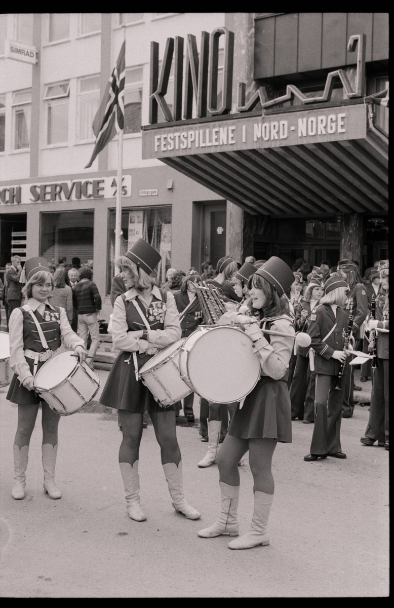 Drilljenter fra Harstad Skoles Musikkorps, fotografert utenfor kinoen.