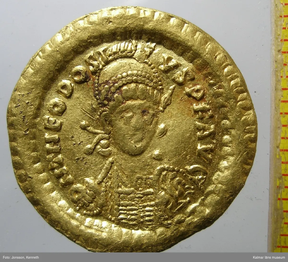 KLM 35517 Mynt av guld. Solidus. Präglat för Theodosius II (408-450). Bestämning: Tolsby, Tolstoy pl 5:23, RICX324.