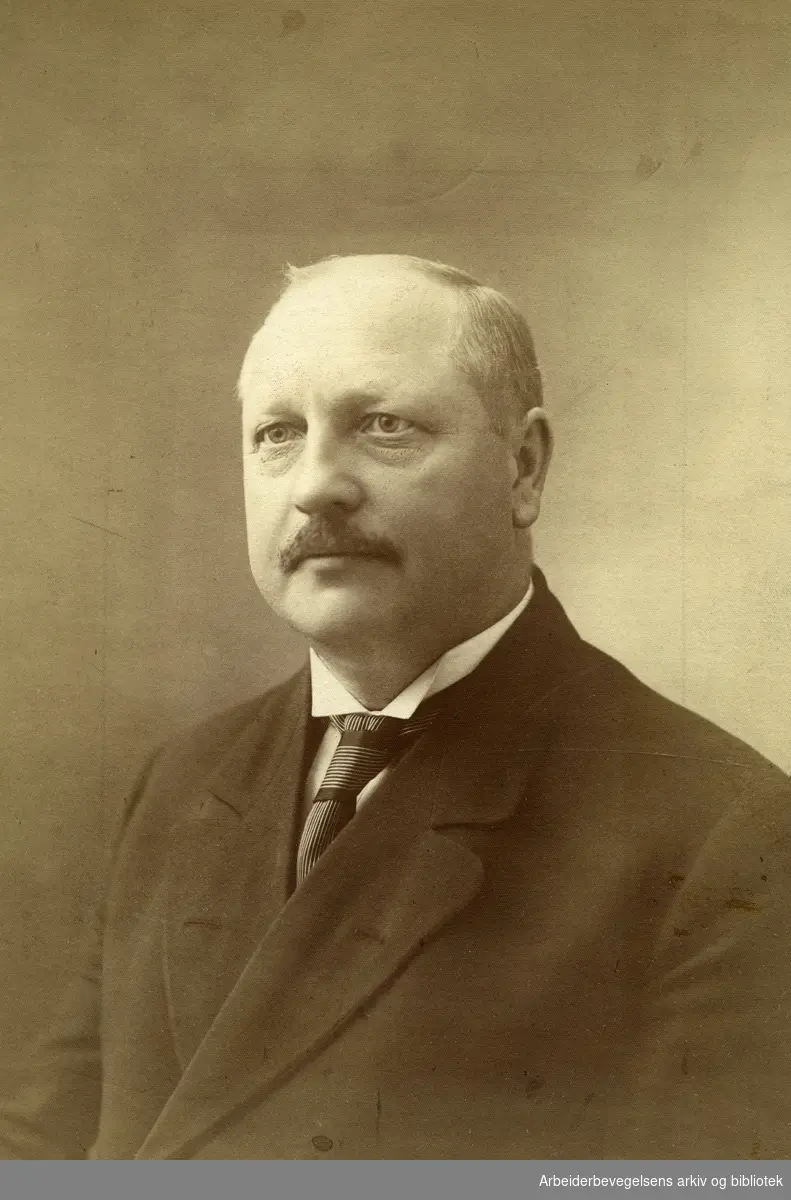 Ole O. Lian, Ole Olsen Lian (1868-1925). Typograf, fagforeningsleder og politiker. LO-formann 1906-1925.