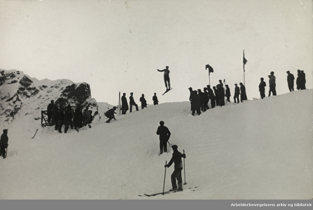 Hvalfangere på land arrangerer mini-olympiade på Sør-Georgia, Antarktis. 1930-årene. Skirenn..