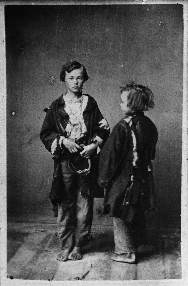 Två av Trasskolans barn. Foto ur broschyren "Om Trasskolan i Hornskroken", filantropisk skrift som såldes till förmån för skolan.