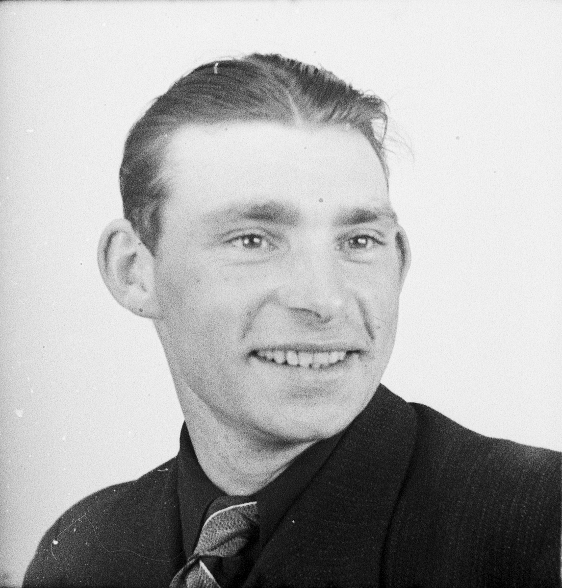 Ateljéporträtt - Olle Nilsson från Rovsättra, Valö socken, Uppland 1938