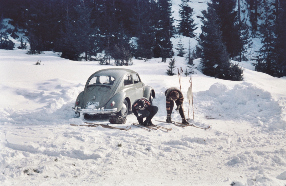 På skitur ved Kvisla, Nordre Mangen. Volkswagen personbil med kjennemerke C-45990