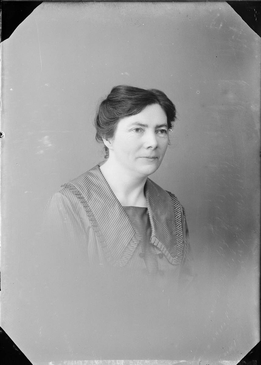 "Fru" Blomgren från Ed, Börstil socken, Uppland 1923