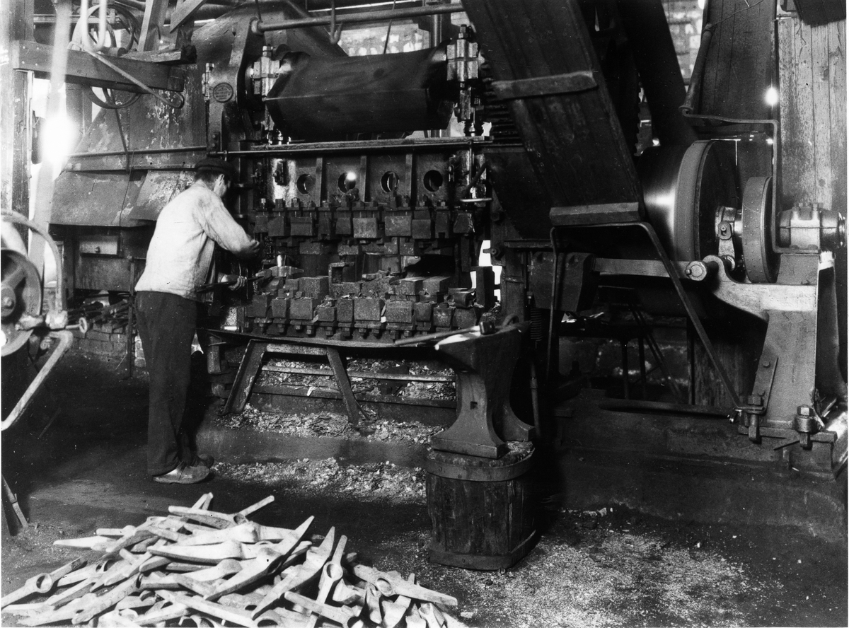 Forsbacka jernverk. Pressning - pressmide av korp. Foto: Carl Larsson ...