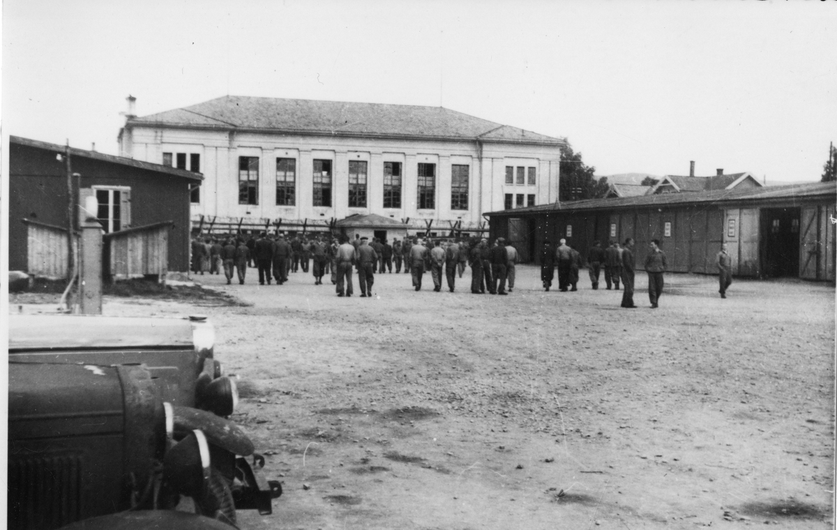 Våren 1945. Turnhallen, der tyske soldater ble internert med luftegård utenfor.