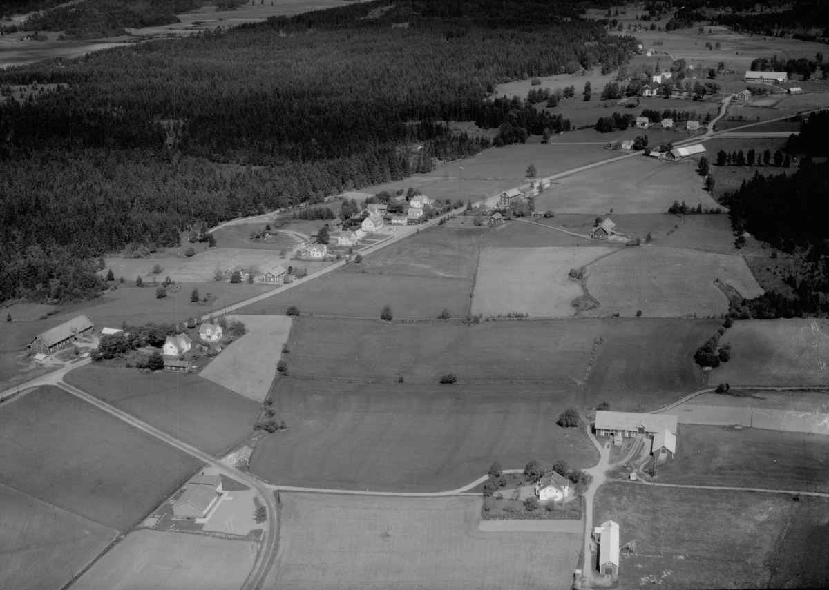 Flygfoto över Svarttorps kyrka i Jönköpings kommun. 1305 / 1966