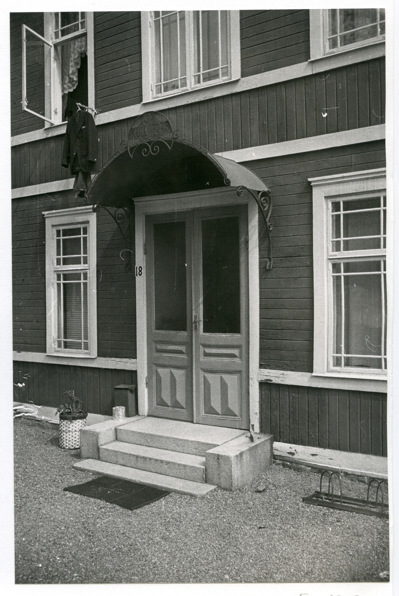 Västerås, Lustigkulla, kv. Greta.
Byggnad på Lustigkullagatan 18. 1972.