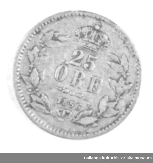 a) Silvermynt, 10 öre från 1902, "BRÖDRAFOLKENS VÄL". Diameter: 1,5 cm. b) Silvermynt, 25 öre från 1856. "OSCAR SVERIGES NORR. G. O., V. , KONUNG". Diameter: 1,7 cm. Mått i beskrivningsfältet avser b) 25 öre.