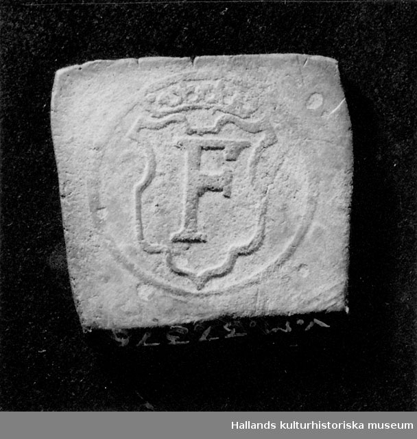 Arkeologiskt föremål. I MARCK1564Fyrkantigt silvermynt. Åtsida: Valör och präglingsår inom en cirkel.  Frånsida: Fredrik II:s krönta namnchiffer.