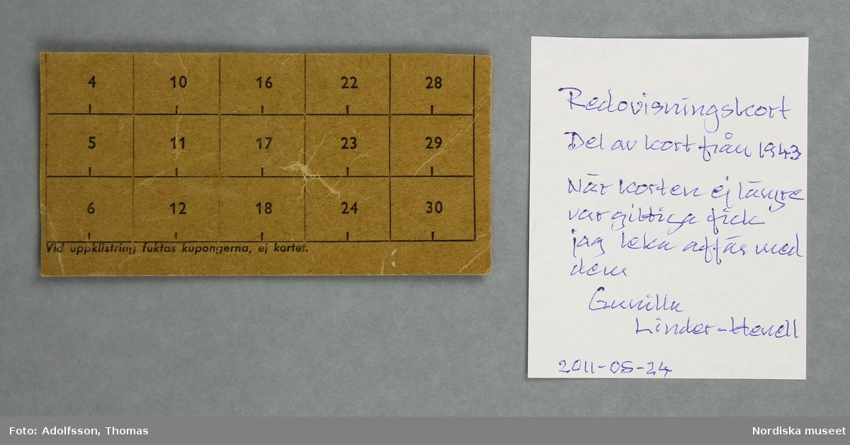 a) Plånbok av papp med spiralrygg av metall, för förvaring av ransoneringskort. I plånboken ligger b:1-51) 51 kort eller delar av ransoneringkort, c:1-7) 7 mindre fragment/rutor av ransoneringskort samt d:1-2) personkort och e) bilaga till personkort.
Givaren har bifogat f:1-9) kortare beskrivning av de respektive korten. Beskrivningarna förvaras i plånboken.
/Cecilia Hammarsten-Larsson 2019
