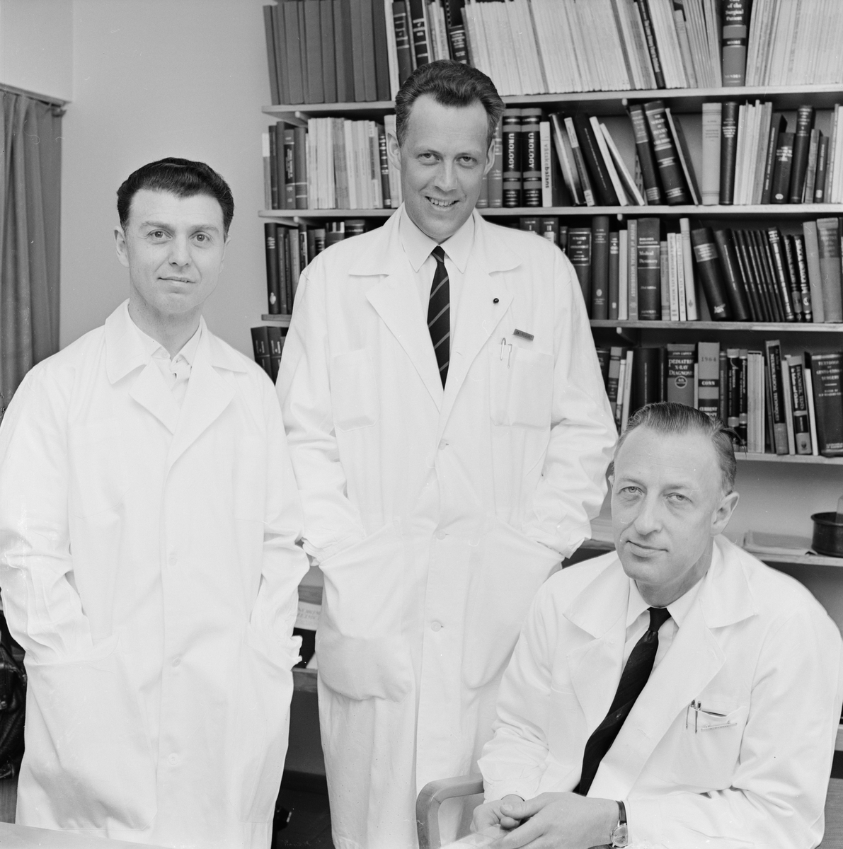 Akademiska sjukhuset, läkarteamet som utförde operation på siamestvillingarna, doktorerna Basil Finer, Bo Lindqvist och Gunnar Grotte, Uppsala, mars 1965