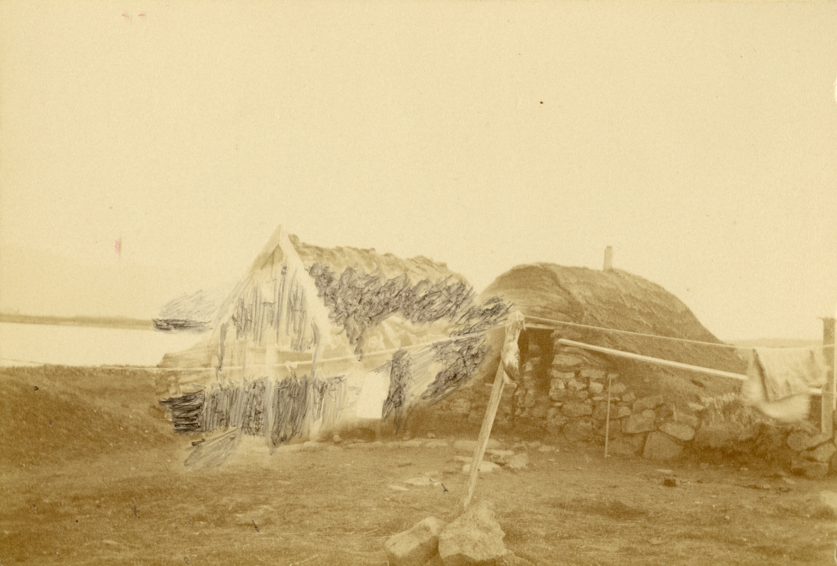 Svenska Grönlandsexpeditionen 1883. "Kojor nära kusten vid Reykjavik".