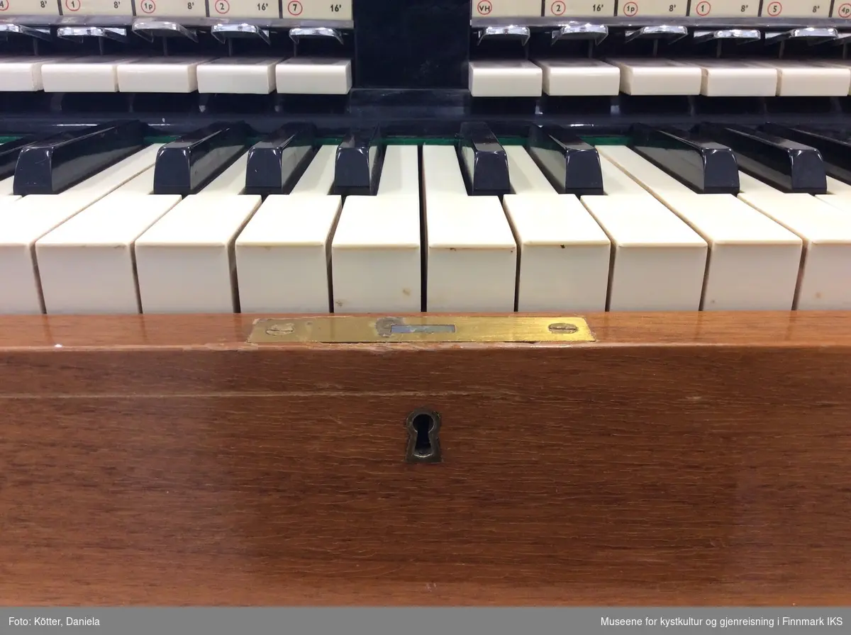 Orgelet har et enkelt tastatur og 20 registerknapper som kan presses ned og inn. Orgelet har to knesvellere under klaviaturet og nederst to pedaler for trykkluft. Bak er den øvre delen av kassen foret med tekstil for lydgjengivelse. Orgelkassen har en enkel rektangulær form og er lysebrunt og transparent lakkert. Lokket over klaviaturet er låsbart og avdekker tangentene ved at lokket løftes opp legges sammen på toppen  i to deler. 