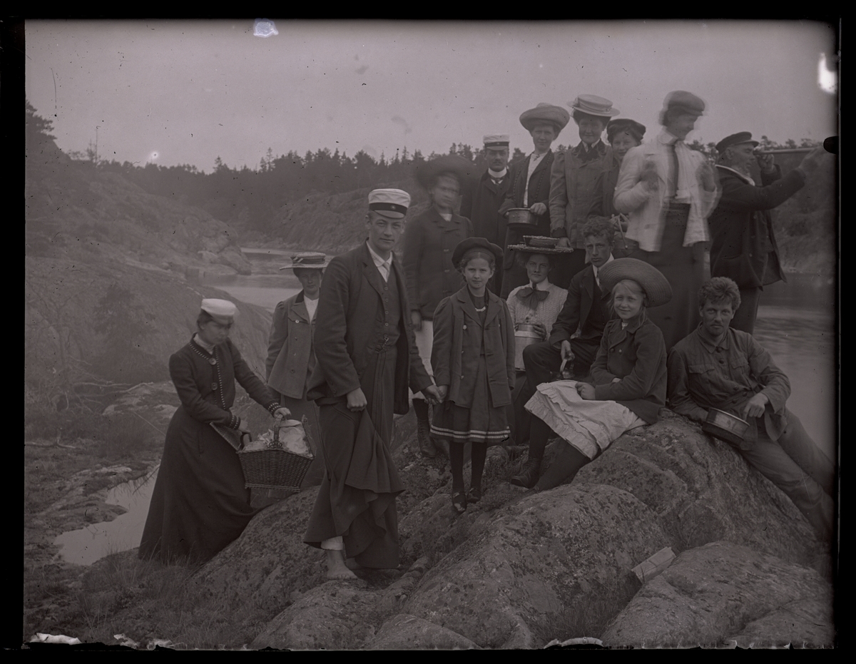 Grupporträtt, personer på picknick, Lillhärad ca 1910.