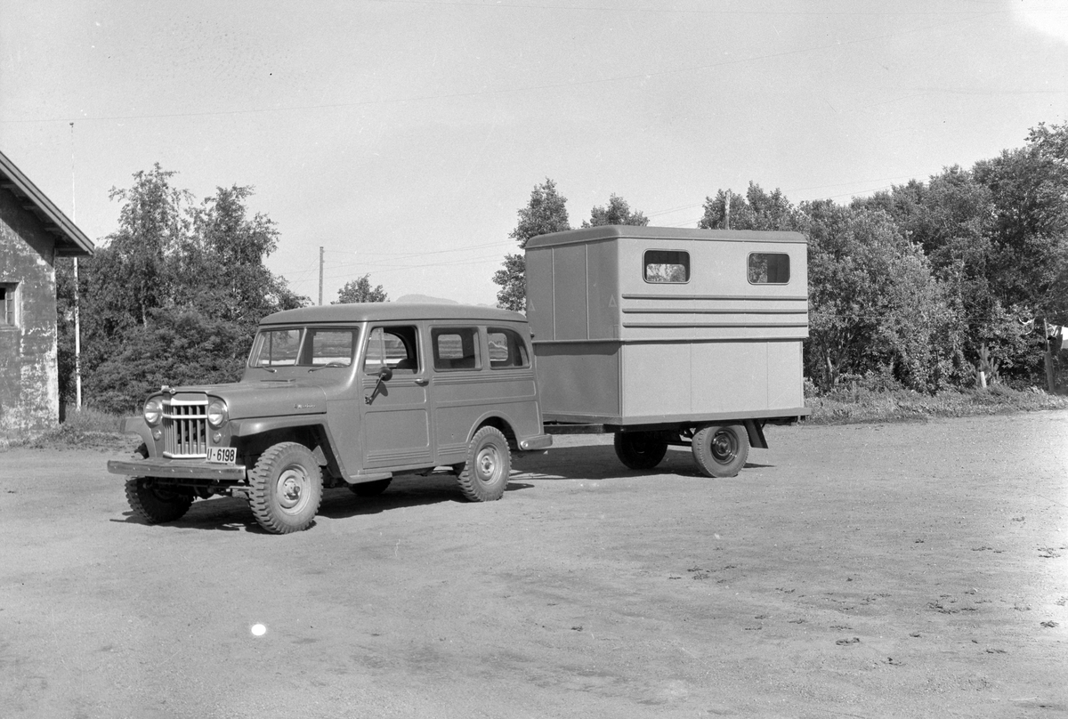 Jeep med campingtilhenger