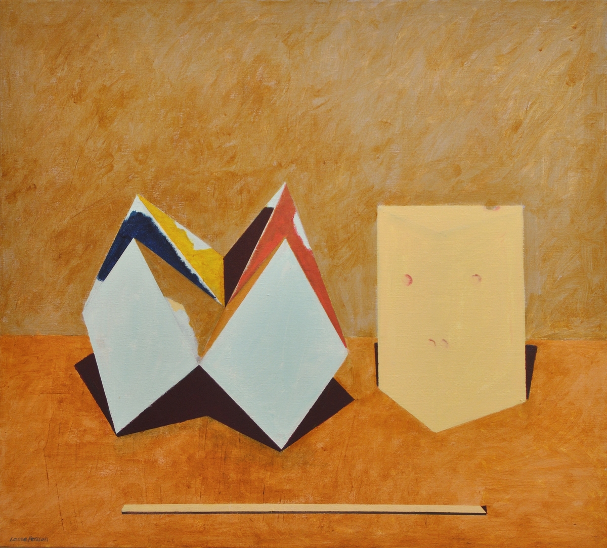 Tavla med spännram. Akryl på duk. "Tre udda ting" 1986. Från höger avbildande en gul ost, en blå-röd-gul-brun loppfångare, och i bildens nederkant en gul ribba. De geometriskt uppbyggda föremålen står på brun yta. Fonden ljusbrun.