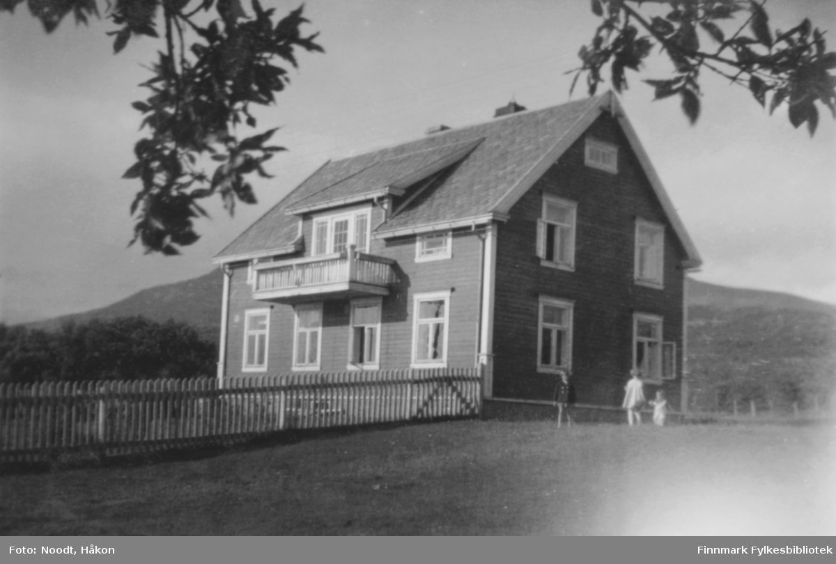 Kistrand, Nygård, 1938. Kistrand er et kirkested og handelssted i Porsanger kommune i Finnmark. Stedet ligger på vestsiden av Porsangerfjorden, ca. 56 km nord for Lakselv.