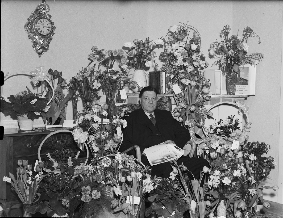 Axel Eriksson omgiven av blommor, firar 60-årsdag, Östhammar, Uppland 1949