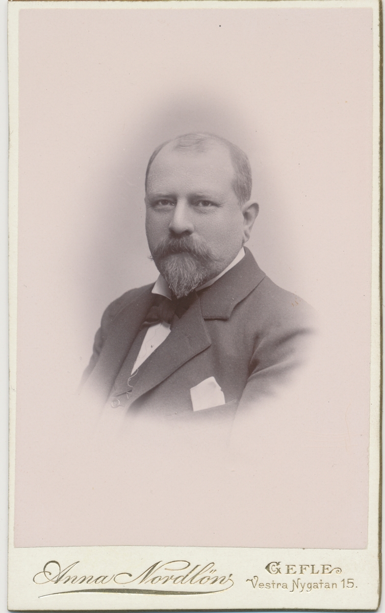 John Rettig, ägare av Rettigs tobaksfabrik i Gävle. Gift med Antonie von Eckermann. Son till Robert Rettig. Donator till Gävle museum.