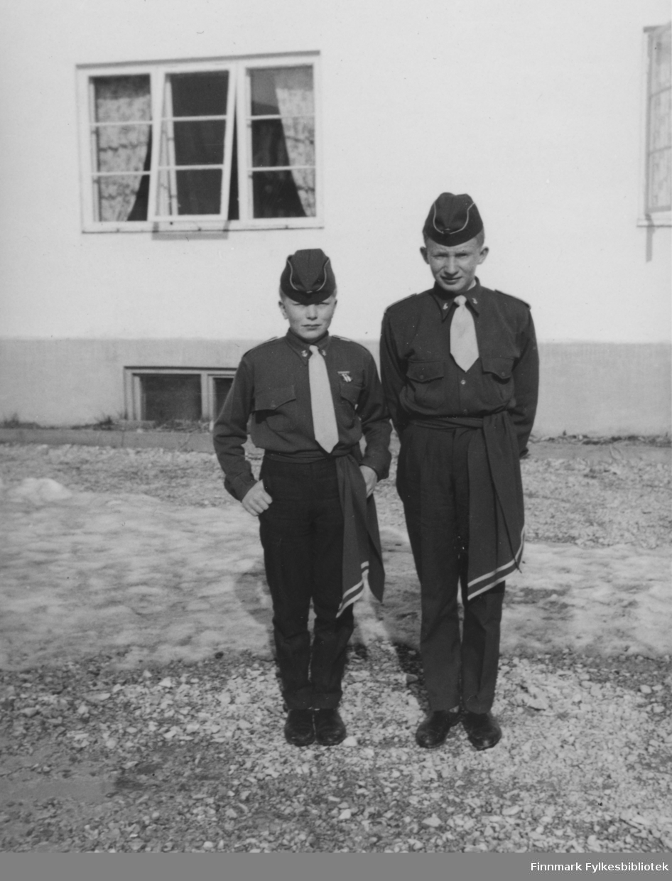 Børselv skolemusikkorps i 17. mai, 1962. Fra venstre: John Kristiansen og Terje Aronsen.