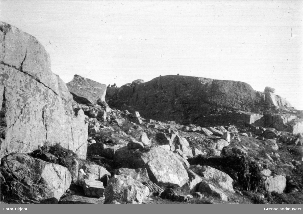 Bergskrent, Fiskerhalsfronten eller Litzafronten? Juli 1941 - oktober 1944. Midt i bildet kan en se to personer komme krypende over toppen.