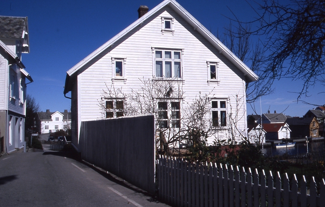 Bygningsmiljø frå Ydstebøhamn, Kvitsøy. Hus i gata.