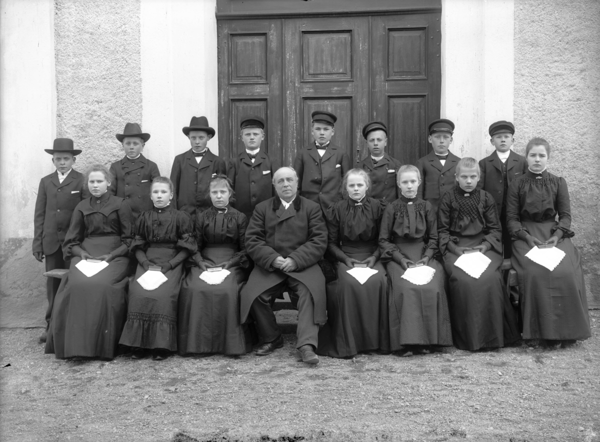 Konfirmandgrupp vid Vallby kyrka, Uppland, 14 april 1905