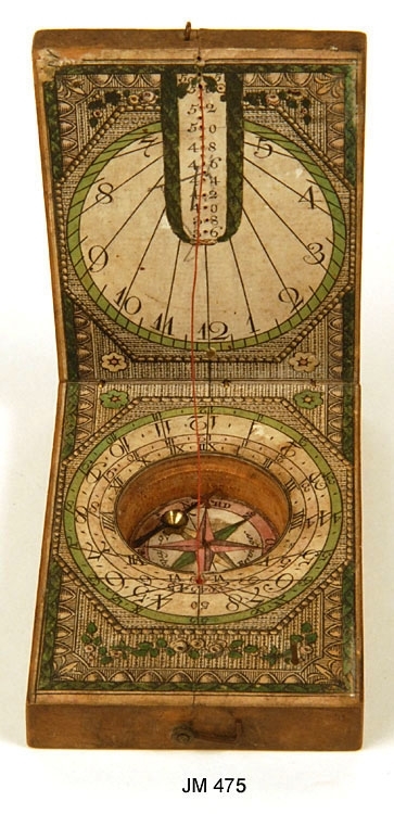 Kompass med solvisare av trä, tillverkad av David Beringer, sannolikt i Tyskland under 1700-talet. Objektet har formen av en träask med uppfällbart lock.