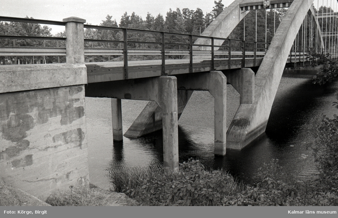Bro över Långsjön (Anvedebo bro) väster om Ankarsrum i Västerviks kommun. Foto, från väster.