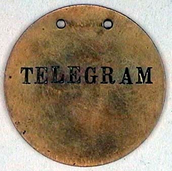 Fem stycken runda telegrambrickor med ordet "Telegram" instansat.