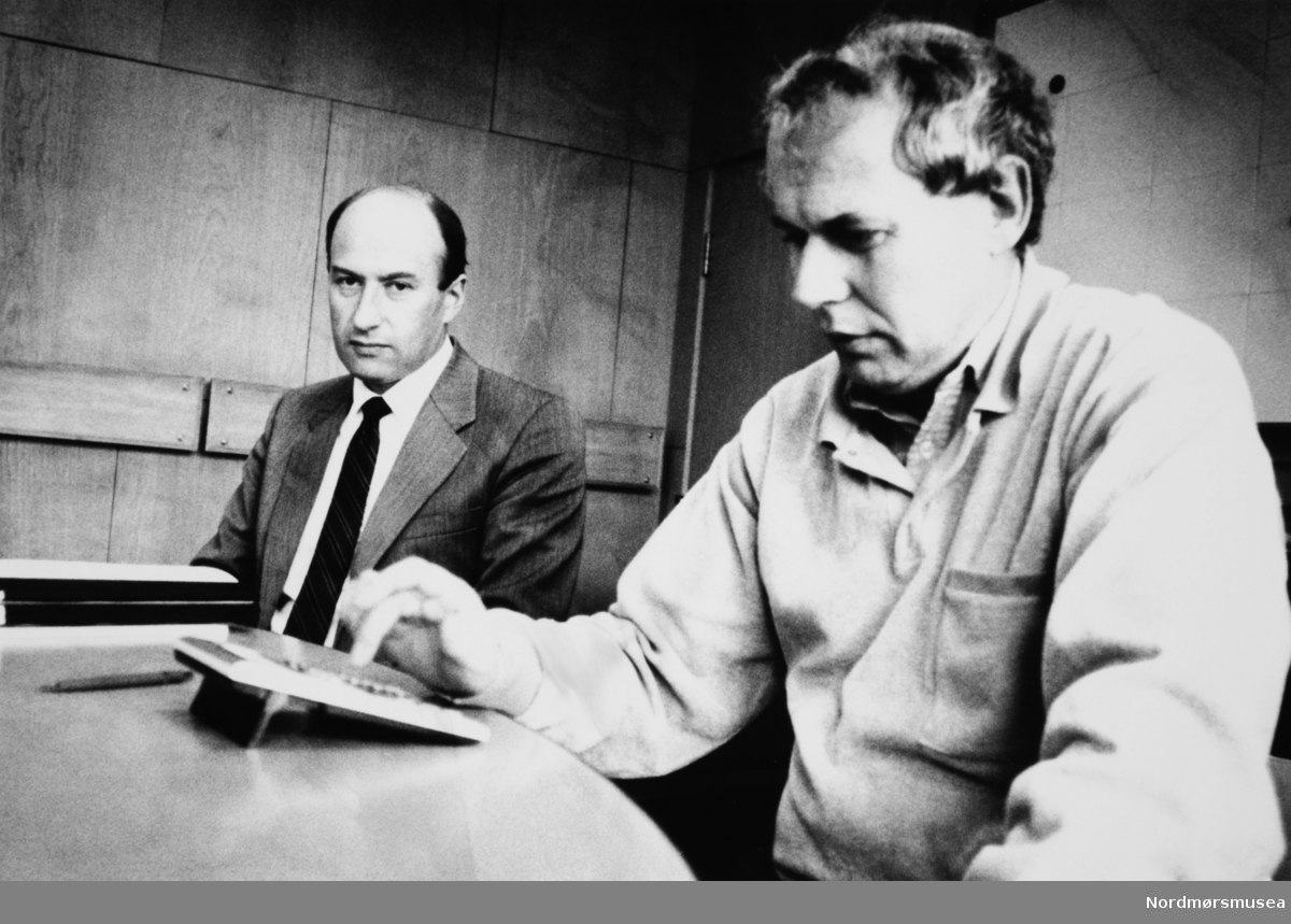 Rådmann Anton Monge til venstre, økonomikonsulent Terje Bloch til høyre, Formannskapssalen.  Bildet er fra avisa Tidens Krav sitt arkiv i tidsrommet 1970-1994. Nå i Nordmøre museums fotosamling.